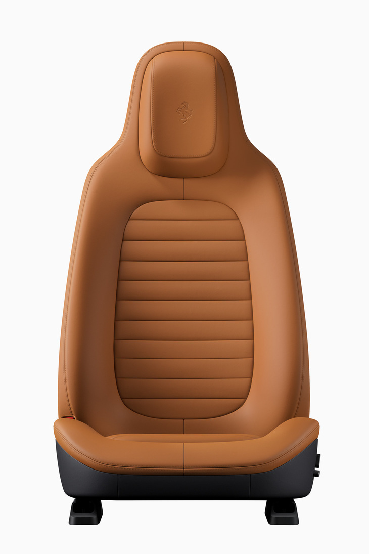 ものものしい意匠のものが多い、昨今のハイパフォーマンスカーのシートだが、「ルーチェ」のものはご覧のとおりだ。マーク・ニューソンの作らしい、シンプルで機能的な造形となっている。