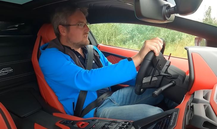 「カウンタックLPI800-4」のコックピットは、大柄なドライバーにはやや窮屈。ただ、ペリスコピオと呼ばれるガラス窓は、その印象をいくぶん和らげてくれる。