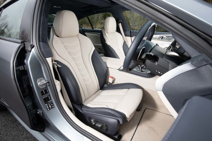 ヘッドレスト一体型のスポーツシートは、背もたれの中央部分に特徴的な意匠のステッチが加えられている。