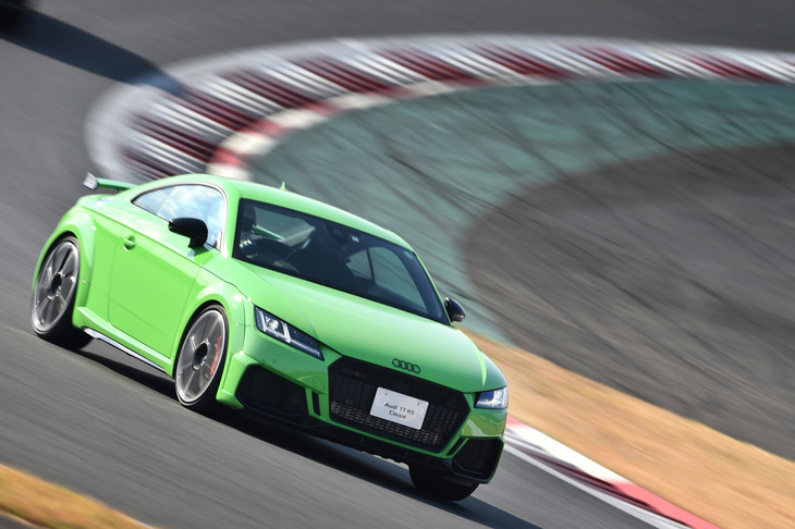 「TT RS」の魅力は、クルリと回る回頭性のよさと、スタビリティーの高さ。マスの小さなコンパクトボディーと、優秀な足まわり、賢い4WDシステムがあればこその特長だ。