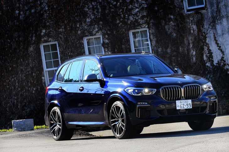 テスト車のボディーカラーは深い青紫が印象的な「タンザナイトブルー」。32万9000円のオプションだ。