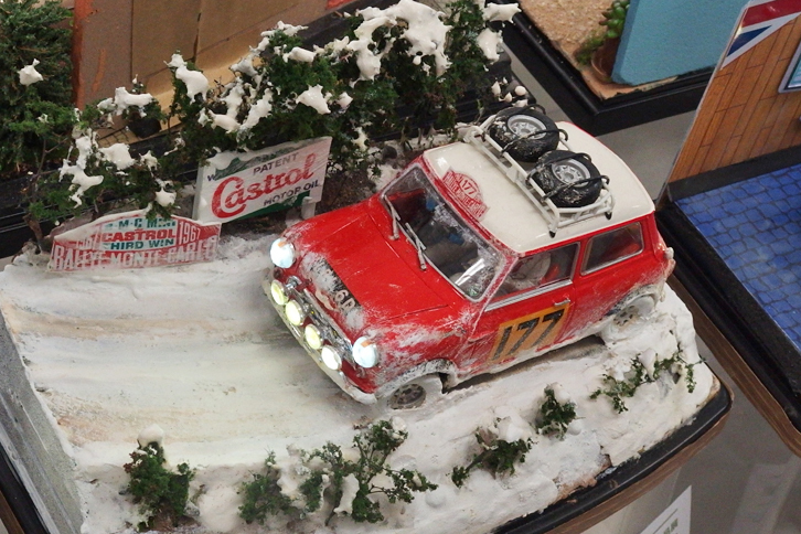 同じく雪のモンテカルロを行くのは、1967年のウィナーである「モーリス・ミニクーパー1275Sラリー」。キットは1/24タミヤ製。
