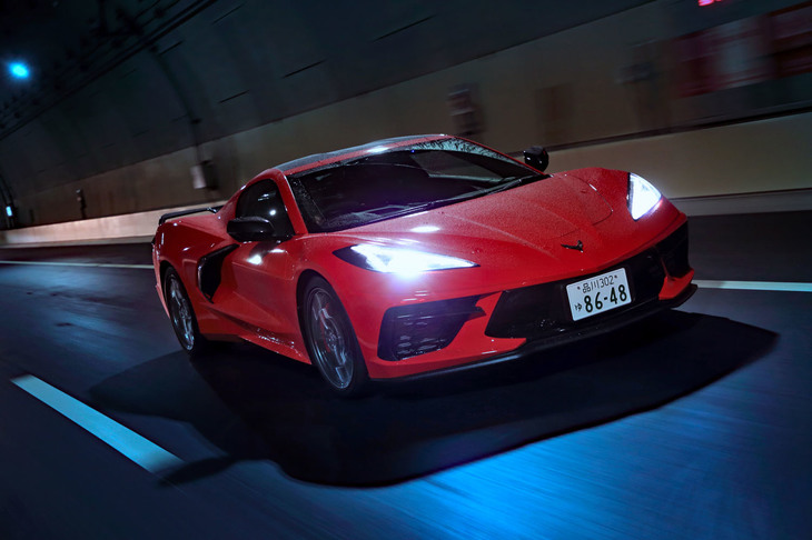 始動時の“ひと吠え”を除くと、「LT2」の音は非常に紳士的。アクセルを深く踏み込んだり、走行モードをアグレッシブなものに変えたりすれば、大排気量V8ならではの低く乾いたサウンドを楽しめる。