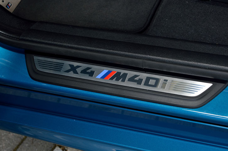 前席のサイドシルには、「X4 M40i」ロゴ入りのドアシルプレートが装着される。