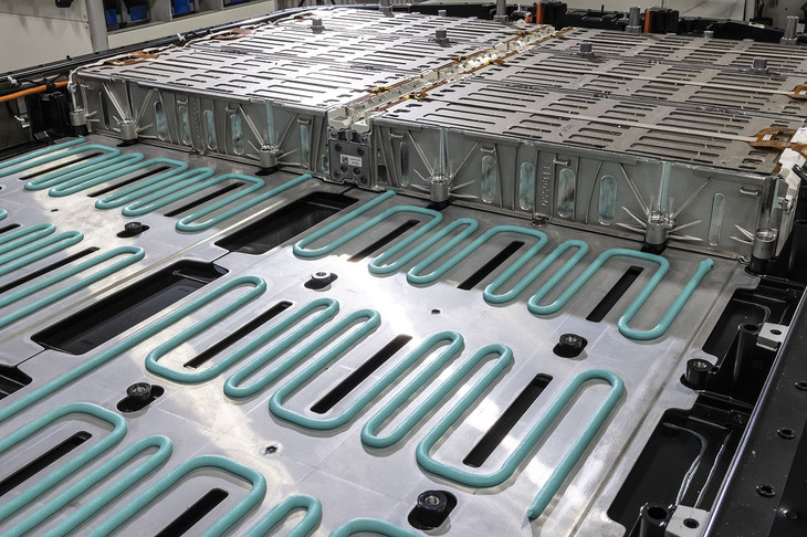 14個のセルをアルミニウムケースにおさめた計15個のモジュールは、写真のように工業用接着剤を使って一体化される。