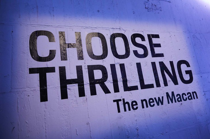 最新型「ポルシェ・マカン」の発表会場。