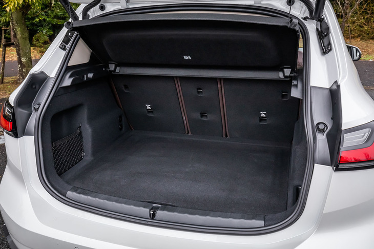 荷室容量は470リッターで、後席の背もたれを前方に倒すと荷室容量を最大1455リッターに拡大できる。床下には深さのあるサブトランクも用意されている。