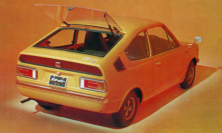 「三菱ミニカ スキッパー」のリアビュー。リアウィンドウは開閉可能なグラスハッチ。テールには“スクープドウィンドウ”と称するスモークウィンドウが設けられている。