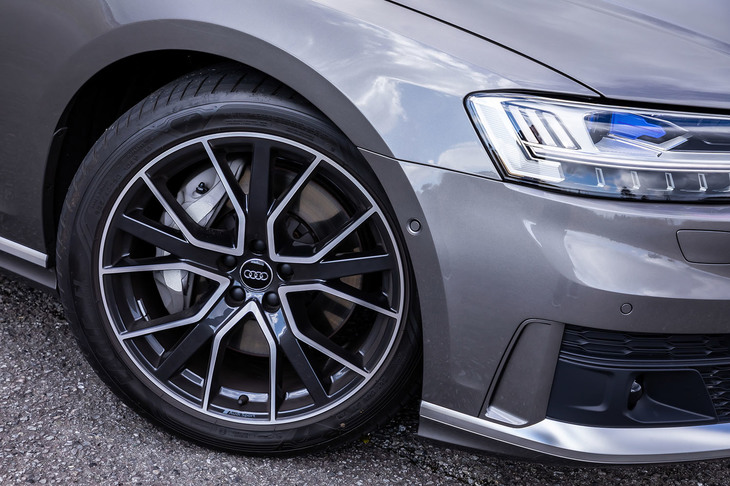 試乗車には20インチサイズの「5Vスポークスターデザイン」ホイールと、前後265/40R20サイズの「グッドイヤー・イーグルF1アシメトリック3」タイヤが装着されていた。