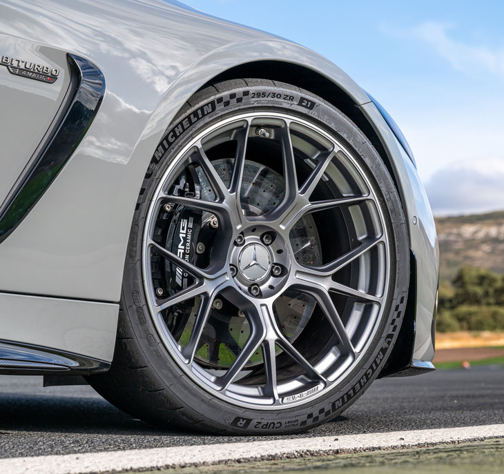 タイヤ＆ホイールはフロントが295/30ZR21でリアが305/30ZR21。サーキットテストゆえに試乗車は無償オプションの「ミシュラン・パイロットスポーツ カップ2 R」を履いていた。