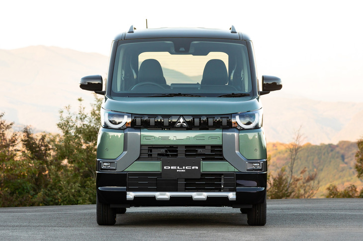 ベース車の「eKクロス スペース」とは大きく異なるフロントまわり。デザイナーは、小さい子供がにらんでいるようなイメージでデザインしたという。