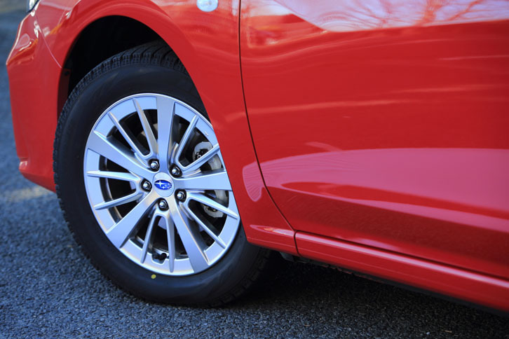 「インプレッサスポーツ1.6i-L EyeSight」には、16インチのアルミホイールが与えられる。今回のテスト車は冬用タイヤの「ブリヂストン・ブリザックVRX」を装着していた。