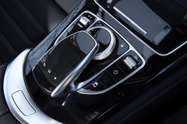 センターコンソールには、走行モードのセレクターと、カーナビやオーディオの直感的な操作を可能にする「COMANDシステム」のスイッチが設けられる。