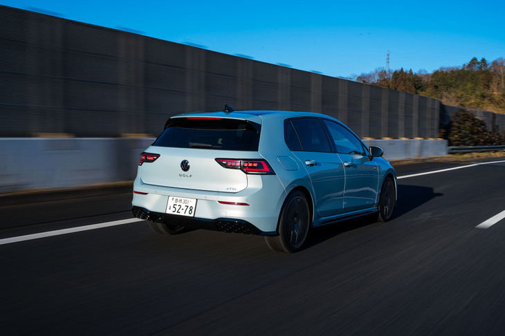 これまでベーシックグレードに積まれていた1リッター3気筒ターボが廃止され、ガソリンエンジンは出力違いの1.5リッター4気筒ターボに一本化。「eTSI Rライン」は最高出力150PS、最大トルク250N・mのユニットを搭載する。