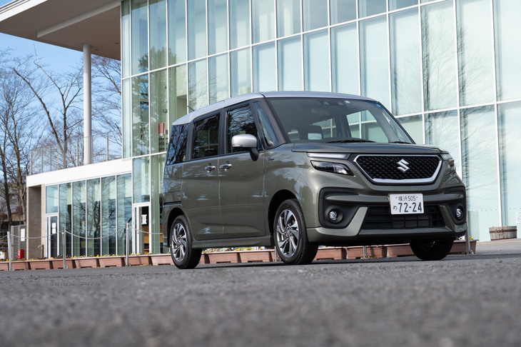 全高1745mmというノッポなボディー形状と、それがかなえる高いユーティリティー性を特徴とする「スズキ・ソリオ」。新しいHEVモデルは、スタンダードな「ソリオ」とカスタム仕様の「ソリオ バンディット」（写真）の、両方に設定される。