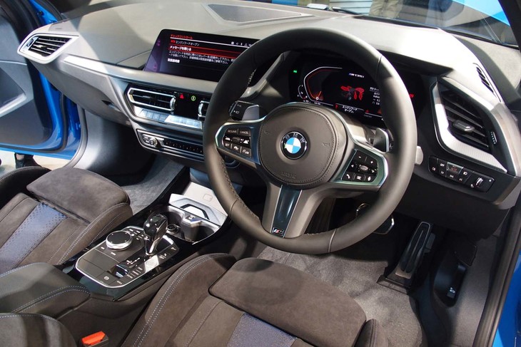 新型「1シリーズ」のダッシュボードは、BMWの伝統にのっとり、センターディスプレイなどが運転席側に向けてレイアウトされる。