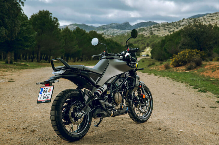 未来的なデザインと軽快な走りに加え、扱いやすさも手に入れた新型「ヴィットピレン／スヴァルトピレン401」。従来型はツウ好みなモデルだったが、新型はより幅広いライダーに薦められるマシンとなっていた。