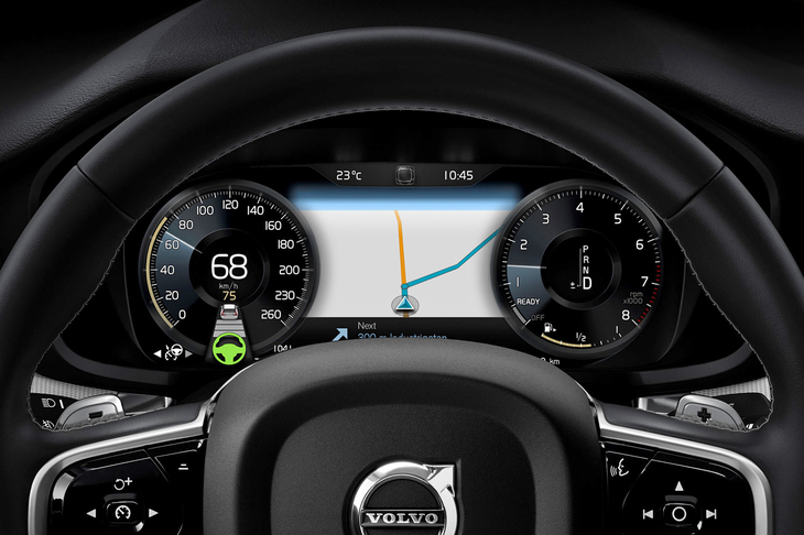 メーターパネルは液晶タイプ。写真のように、カーナビの地図を表示することもできる。