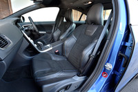 ホールド性と快適性を高次元でバランスさせた専用スポーツシート。新たな表皮やステッチが採用され、右側シートサイドにはスウェーデン国旗があしらわれている。