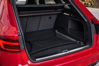 荷室の容量は、5人乗車時で505リッター。後席の背もたれを倒すことで、最大1510リッターにまで拡大できる。バックドアの電動開閉機構は全車に標準装備される。