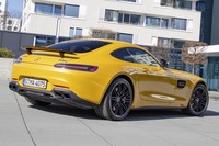 「AMG GT S」（写真）と「AMG GT C」には、スクエアな形状のデュアルツインエキゾーストパイプが装着されている。
