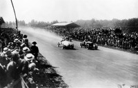 1923年9月9日にモンツァで開催されたヨーロッパグランプリの様子。このレースでベンツの「トロップフェンヴァーゲン」は4位と5位に入った。