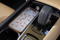 スマートフォンの無接点充電器とカップホルダーが姿を現す。