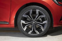 足まわりは17インチが標準。アルミホイールは「Viva Stella」と名づけられている。