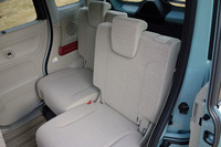 「スペーシア ハイブリッドX」の2列目シート。写真は奥のシートを最も後ろに、手前を最も前にスライドさせたところ。