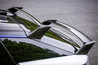 カーボンコンポジット製のウイングをルーフ後端とリアゲート後端に配置。上段のルーフウイングはリアエンドのウイングに空気を導くガイド役、下段がダウンフォースを発生させる役割を担っている。