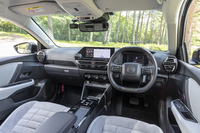 シートやドアパネルにグレーのテップレザーを採用したことで室内は以前にも増して明るく華やかな雰囲気に。これぞシトロエンというべきおしゃれな空間だ。