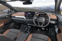 広々としたキャビンは「オープンスペース」と名づけられている。フロントウィンドウが前席の上部までカバーしているため視界は極めて良好。