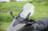 上級グレード「TECH MAX」には、135mmの調整幅を持つ無段階電動調整式スクリーンや、グリップウオーマー、シートヒーター、クルーズコントロールなどが備わる。