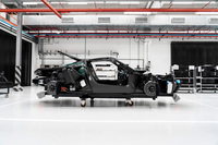 カーボンファイバー製のモノコック構造を採用する「バティスタ」。その前後にはアルミニウム製のサブフレームが連結される。サスペンションは、前後ともダブルウイッシュボーン式。車体のセンタートンネルと座席後方に容量120kWhのリチウムイオンバッテリーを搭載している。