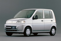 1998年に登場した3代目「ライフ」。法規で求められるより厳しい要件にも対応する衝突安全性が確保されていた。