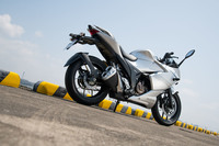 「ジクサーSF250」の装備重量は158kg。同門の「GSX250R」や、ヤマハ、カワサキのライバルなどより軽量に仕上げられている。