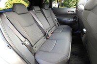 後席は背もたれのリクライニングが可能。後席のエアコンアウトレットは「S」と最上級グレード「Z」に標準装備で、ひとまわり小さい「C-HR」には設定がない。