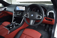 日本に導入される「840iクーペ」は、右ハンドル仕様のみの設定。12.3インチのマルチディスプレイメーターパネルとタッチパネル機能が備わる10.25インチのワイドコントロールディスプレイを組み合わせた「BMWライブコックピット」が標準装備される。