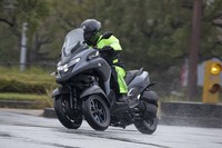 ヤマハの実証テストによれば、LMWのモデルは、通常の二輪車よりも視野が広くなるため、走行安定性の高さと相まって運転時の疲労が抑えられるという。