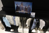 日本初導入となるアパレルグッズの販売も。