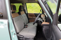 新型「ルークス」のフロントシート。室内長は先代よりも115mm拡大し、クラストップとなる2315mmを実現している。