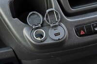 ナビ画面右下には12V電源とUSBタイプA＆タイプCポートが備わっている。