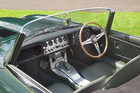 当初はスパルタンだったインテリアも、時代に合わせて贅（ぜい）のあるものへと変化。「E-TYPE」は幅広いユーザーの要望に応える、懐の深いスポーツカーとなった。