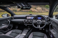 インストゥルメントパネルのデザインは従来型を踏襲するが、センターコンソールのタッチパッドが廃止されステアリングホイールのデザインが変更されるなどのリニューアルが行われている。