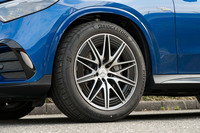 タイヤサイズは前後とも20インチ。羅針盤のような意匠のホイールはメルセデスAMG専用だ。