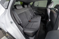 後席にもシートヒーターを標準装備。レッグルームの広さもクラスを超越している。