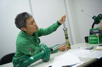 H.B.S.を備える模型で製品の説明をするテインの後藤浩昭取締役。かつてWRCの現場も経験したプロである。