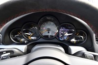 5眼式のメーターパネルは、右から2番目のリングが液晶式で、マップや各種データの表示が可能。センターのタコメーターは1万rpmまで刻まれている。