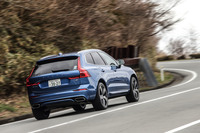 NVH対策が十分行われた快適な乗り心地を持つ「XC60」に、スポーティーな味付けを加えた「T6 AWD R-DESIGN」の走りは、ドイツ系のライバルに対抗できる魅力を持っている。ちなみに車名にあるR-DESIGNの「R」は「Refinement（洗練）」を意味しているという。