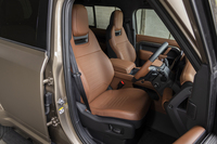 前席にはヘッドレスト一体型のパフォーマンスシートを装備。音楽に合わせて振動する「ボディー＆ソウルシート」機能が備わっている。